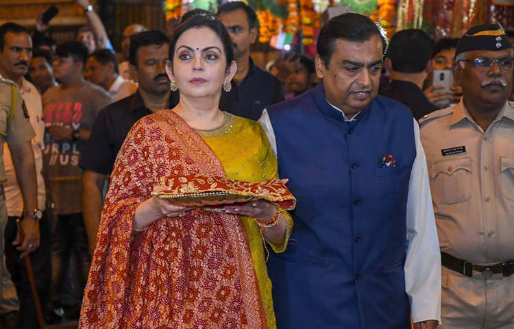 প্রথম ভারতীয় হিসেবে ৫ কোটি টাকারও বেশি দামি মেবেক গাড়ি কিনেছেন মুকেশ আম্বানি। নীতার জন্মদিনে গাড়িটি উপহার দেন তিনি।