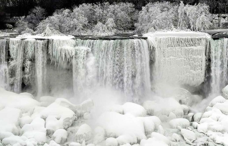 নায়াগ্রার পানি বরফ হয়ে জমে গিয়েছে। চারদিকে শুধু আর সাদা সাদা।