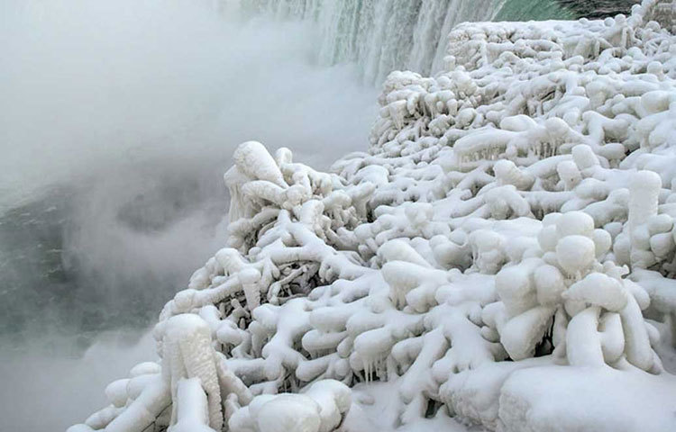এমা গ্রাফহাম নামের এক পর্যটক নায়াগ্রা ফলসের বেশ কিছু ছবি শেয়ার করেছেন সোশ্যাল মিডিয়াতে।