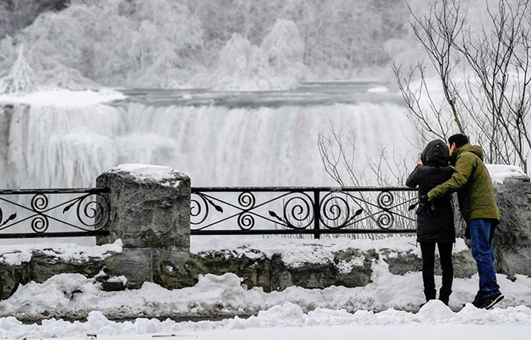 আর এক পর্যটকও শেয়ার করেছেন ছবি। তিনি আবার লিখছেন, ‘মাত্র ১৫ মিনিটের জন্য সূর্যের দেখা মিলেছিল। মাইনাস ২৫ ডিগ্রিতে আমি থরথর করে কাঁপছিলাম।’