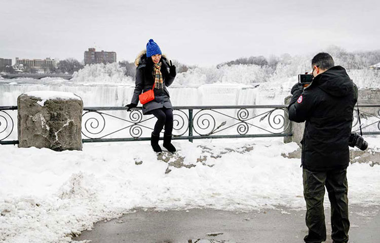 টরন্টোয় তাপমাত্রা এই মুহূর্তে মাইনাস ২৪ ডিগ্রি সেলসিয়াসে নেমে গিয়েছে। রাতের দিকে তাপমাত্রা মাইনাস ৩৮ ডিগ্রি কাছাকাছি চলে যাচ্ছে।