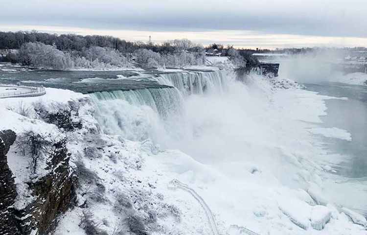 তবে নায়াগ্রা জলপ্রপাতের কিছু কিছু জায়গা বরফে মুড়ে থাকলেও সম্পূর্ণভাবে বরফাবৃত হয়নি নায়াগ্রা জলপ্রপাত। পুরোপুরিভাবে এই জলপ্রপাত জমে বরফ হয়ে গিয়েছিল ১৮৪৮ সালে।