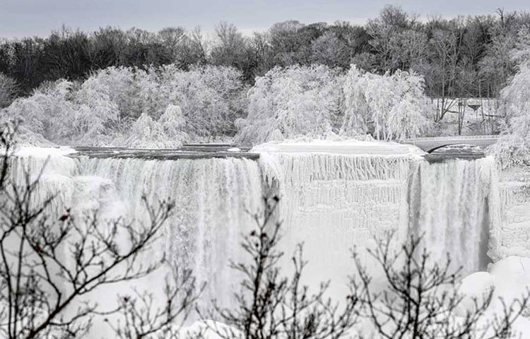 প্রতি বছরই এই জানুয়ারি-ফেব্রুয়ারি মাস নাগাদ নায়াগ্রা জলপ্রপাতের খুব সামান্য কিছু অংশ বরফাবৃত হয়। ২০১৭ সালেও নায়াগ্রা জলপ্রপাতের বেশ কিছু অংশ বরফে ঢেকে গিয়েছিল।