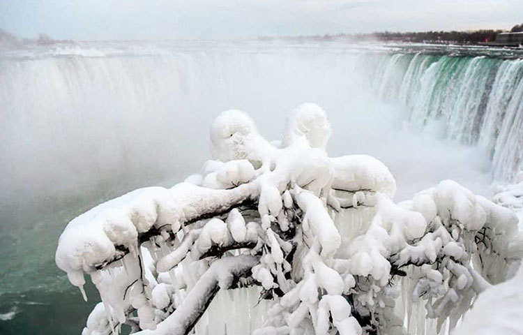 নায়াগ্রা জলপ্রপাত দিয়ে প্রতি সেকেন্ডে তিন হাজার টন জল বয়ে যায়। হাড় কাঁপানো ঠান্ডায় সেই পানি পড়ার সঙ্গে সঙ্গে বরফ হয়ে যাচ্ছে।