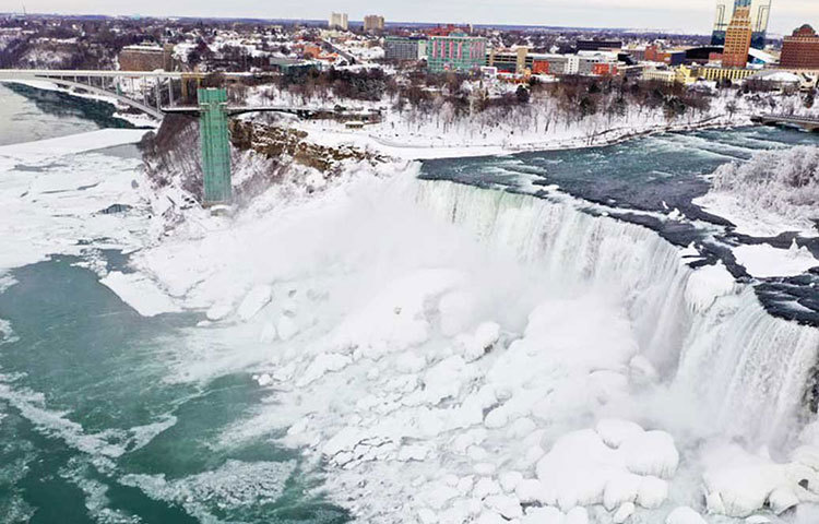শুধু নায়াগ্রা জলপ্রপাত নয়। এই জলপ্রপাতের সঙ্গে সঙ্গেই বরফে জমে গিয়েছে কানাডার বেশ কিছু শহর।