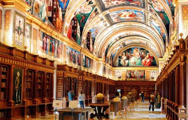 চোখজুড়ানো এই লাইব্রেরিটি নাম এস্কোরিয়াল লাইব্রেরি। এটি স্পেনের রাজধানী মাদ্রিদে অবস্থিত।