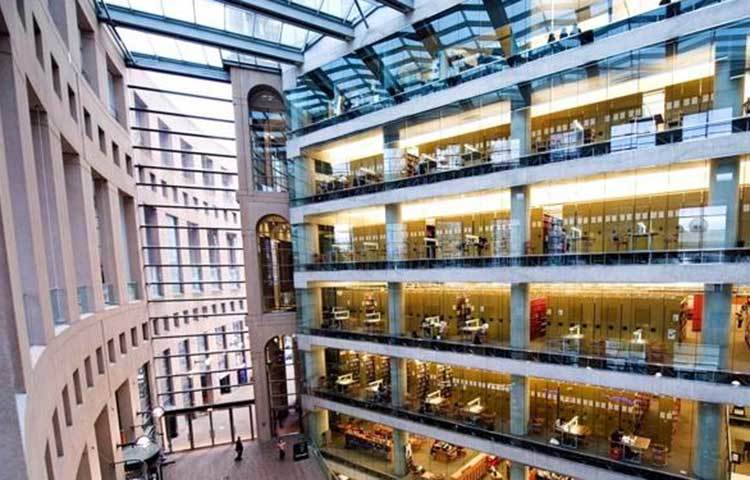 কানার ভ্যাঙ্কুভার পাবলিক লাইব্রেরির ছবি এটি।