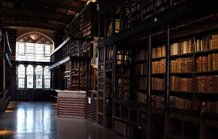 এটি ইংল্যান্ডের অক্সফোর্ডের বডলেইয়ান লাইব্রেরির ছবি।