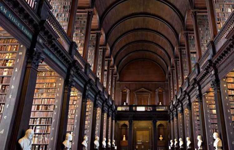 ট্রিনিটি কলেজ লাইব্রেরি। চোখজুড়ানো এই লাইব্রেরিটি রয়েছে আয়ারল্যান্ডের ডাবলিন শহরে।
