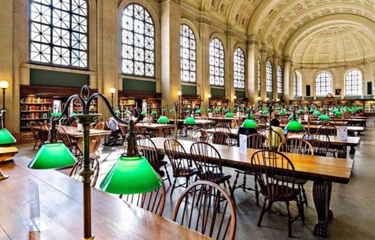 ম্যাসাচুয়েটসের বোস্টন পাবলিক লাইব্রেরির ছবি এটি।