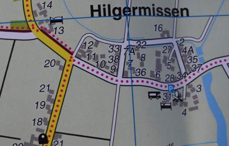 সব মিলিয়ে দু’হাজার ২০০ মানুষের বাস এলাকায়। সেখানে শুধুমাত্র গ্রামের নাম আর বাড়ির নম্বরের সাহায্যে গন্তব্যে পৌঁছনো যথেষ্ট সময়সাপেক্ষ এবং অসুবিধাজনক।