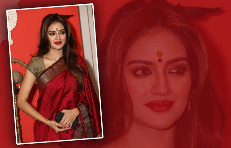 ‘জামাই ৪২০’ ছবির জন্য নায়ক অঙ্কুশের সঙ্গে পুরস্কৃতও হন তিনি।