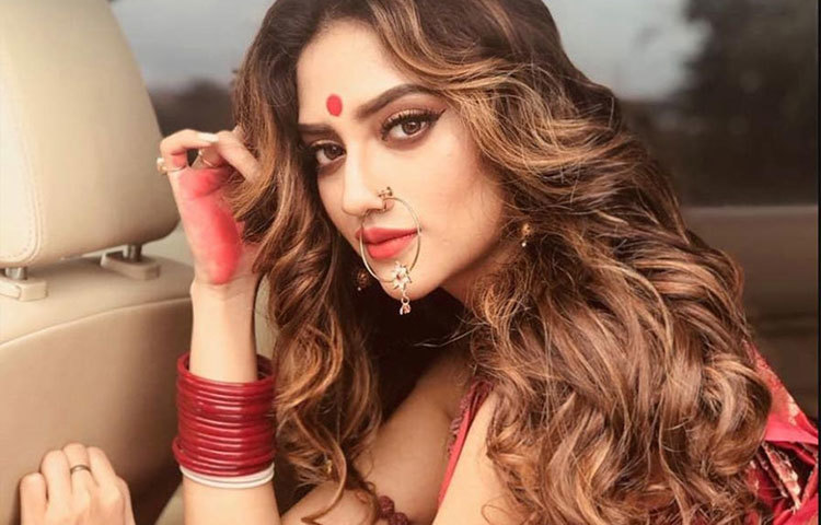 সৃজিত মুখোপাধ্যায়ের একাধিক ছবিতে অভিনয় করেছেন তিনি।