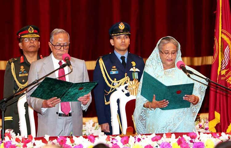 সোমবার বঙ্গভবনে রাষ্ট্রপতি মো. আবদুল হামিদ প্রধানমন্ত্রী হিসেবে শপথ বাক্য পাঠ করান আওয়ামী লীগ সভাপতি শেখ হাসিনাকে।