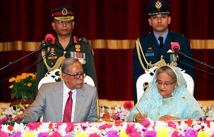 রাষ্ট্রপতি মো. আবদুল হামিদের কাছে থেকে শপথ গ্রহণ শেষে শপথ বইয়ে স্বাক্ষর করছেন শেখ হাসিনা।