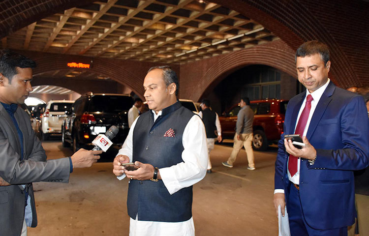 গণমাধ্যমে সাক্ষাৎকার দিচ্ছেন নবনির্বাচিত এমপি নাইমুর রহমান দুর্জয়। ছবি : বিপ্লব দিক্ষিৎ