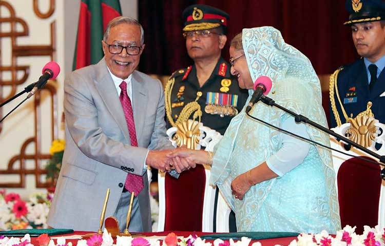 শপথ শেষে রাষ্ট্রপতি মো. আবদুল হামিদ প্রধানমন্ত্রী শেখ হাসিনাকে অভিনন্দন জানান।