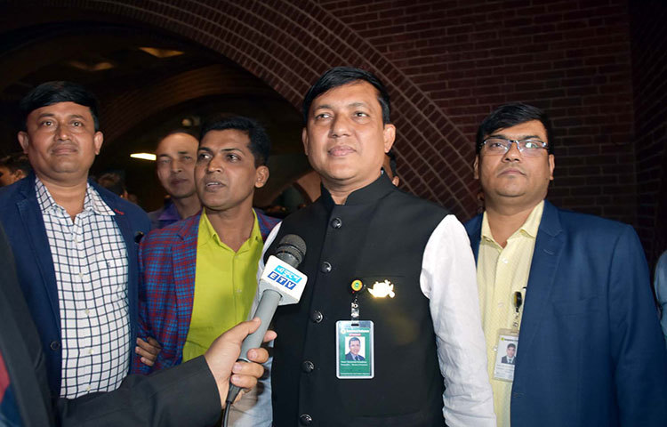 একুশে টেলিভিশনের মুখোমুখি নবনির্বাচিত এক এমপি। ছবি : বিপ্লব দিক্ষিৎ