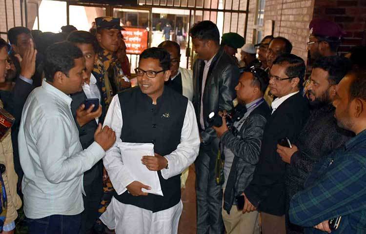 শপথ গ্রহণ শেষে সাংবাদিকদের সঙ্গে কথা বলছেন জুনাইদ আহদেম পলক। ছবি : বিপ্লব দিক্ষিৎ