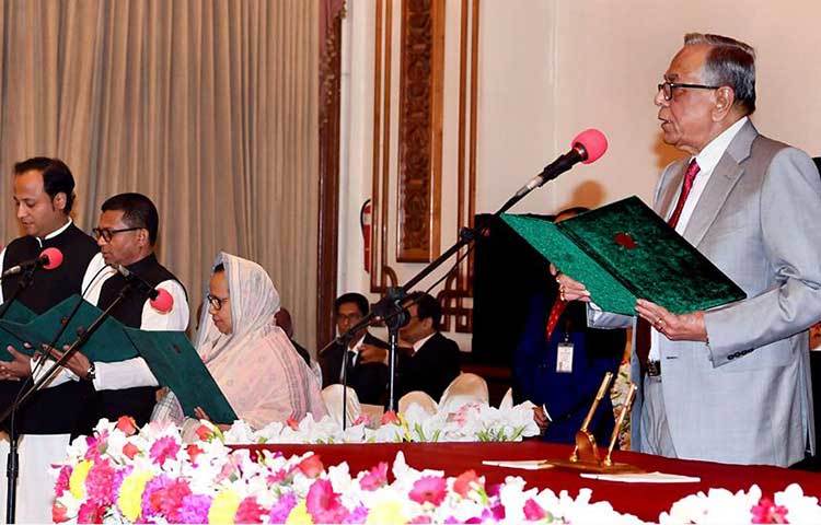 নবনিযুক্ত উপমন্ত্রীদের শপথ বাক্য পাঠ করাচ্ছেন রাষ্ট্রপতি মো. আবদুল হামিদ।