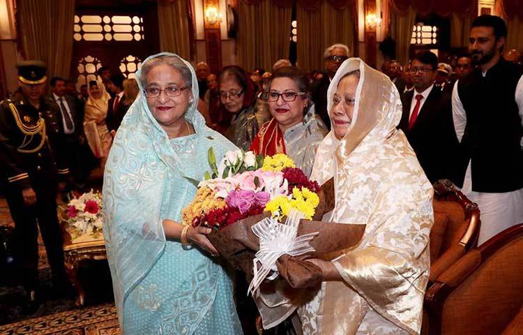শপথ গ্রহণের পর প্রধানমন্ত্রী শেখ হাসিনাকে ফুল দিয়ে শুভেচ্ছা জানান রাষ্ট্রপতি মো. আবদুল হামিদ পত্নী।