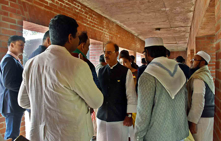 নবনির্বাচিত সংসদ সদস্য ফারুক খান সবার সঙ্গে কুশল বিনিময় করছেন। ছবি : বিপ্লব দিক্ষিৎ