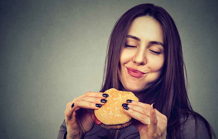 এক সময় খেতে ভালবাসতেন, আজকাল আর ততটা খেতে পারেন না। এমন হলে ‘নাক’কে নির্দোষ ভাববেন না। অনেক ক্ষেত্রেই দেখা যায় নাকের স্নায়ুতে সমস্যা তৈরি হলে গন্ধ নেওয়ার ক্ষমতা কমে আসে। ফলে খাবারের স্বাদও আর ভাল লাগে না, খাওয়া কমে। এমন হলে কমিয়ে ফেলুন অতিরিক্ত লবণ খাওয়া। এতে নানা অসুখের সঙ্গে গন্ধ নেওয়ার শক্তিও হ্রাস পায়।