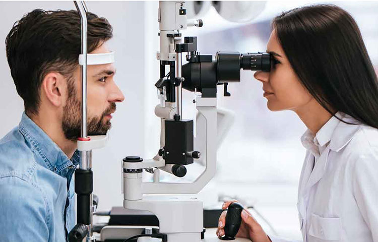 এমনিতে দেখতে কোনো অসুবিধা হয় না। কিন্তু অফিসে একটানা কম্পিউটারে কাজের মাঝে বা অনেকক্ষণ মোবাইল ঘাঁটতে ঘাঁটতে হঠাৎই অনেকগুলো স্পট বা দাগ দেখতে পান? কিংবা জাল বা দানার মতো কিছু চোখের চারপাশে ঘুরে বেড়াচ্ছে বলে মনে হয়? তা হলে বুঝবেন সময় হয়েছে চিকিৎসকের কাছে যাওয়ার। নইলে বয়সের সঙ্গে রেটিনার সমস্যাও আসবে।