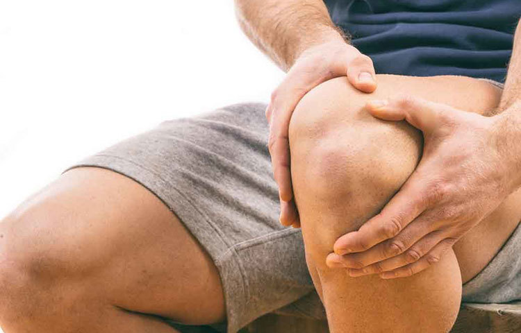 হাঁটুতে মাঝে মাঝে খিঁচ লাগছে কিংবা উপর-নীচ করতে গেলে হাঁটু ভাঁজ করতে কষ্ট হচ্ছে? এমনটা হলে প্রথম থেকেই অস্থি ও স্নায়ুবিশেষজ্ঞের পরামর্শ নিন। বিশেষ করে মেনোপজের পর মেয়েরা অবশ্যই হাড়ের যত্ন শুরু করে দিন। নইলে অস্টিওআর্থ্রাইটিস বা রিউম্যাটিকের ব্যথা শুরু হতে দেরি হবে না।