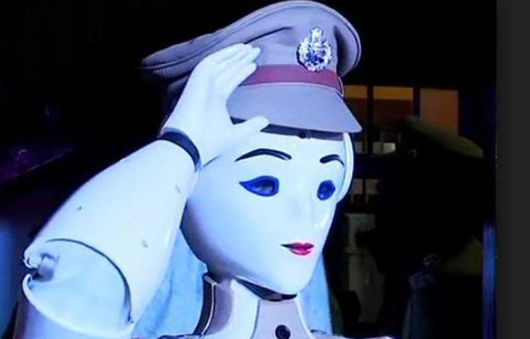 যন্ত্র বা কোনো সাধারণ রোবট ভেবে ভুল করবেন না একে। কারণ শুধু পুলিশ সেজেই নয়, কাজেও একজন পুরোমাত্রার পুলিশ সদস্যের মত।