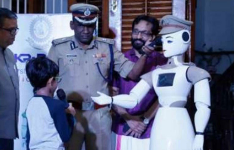 কী কাজ করবে এই রোবট? না, দৌড়ে চোর ধরতে পারবে না ঠিকই। তবে পুলিশের প্রায় সমস্ত রকম অফিসিয়াল কাজকর্ম করে ফেলবে একাই।