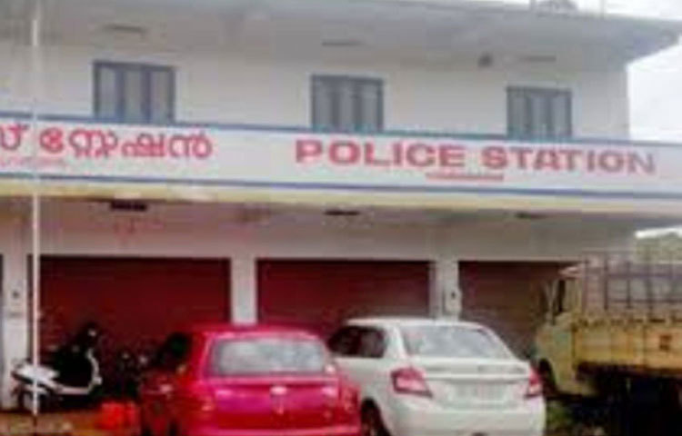 যেমন ধরুন, কাউকে গাইড করা, রিসেপশনে কে ঢুকছে-বেরচ্ছে, তাদের নাম এন্ট্রি করা, পুলিশ কর্তাদের অ্যাপয়নমেন্ট ঠিক করা। এ সবই একা সামলে নেবে ‘কেপি-বট’। এমনকি কেপি-বটের মুখে ফেসিয়াল রেকগনিশন ক্যামেরা লাগানো রয়েছে। যা মুখের ছবি তুলে রাখতে সক্ষম।