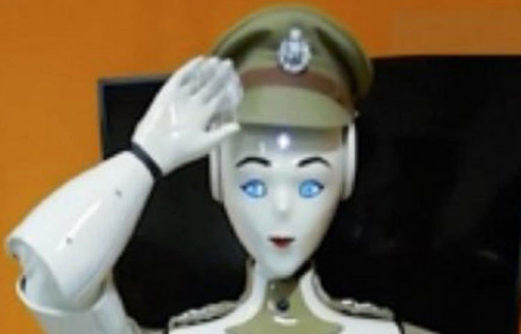 কেরালা পুলিশের তরফে জানানো হয়েছে, কেপি-বটের প্রযুক্তি আরও উন্নত করা হবে। তার ফলে দুষ্কৃতীদের চিনে তাদের থানায় ঢোকা থেকে আটকাতেও সক্ষম হবে রোবট পুলিশ।