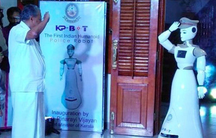 মঙ্গলবার ভারতের প্রথম রোবট পুলিশের উদ্বোধন করেন কেরালার মুখ্যমন্ত্রী পিনারাই বিজয়ন। তখন এক পুলিশ অফিসার মজা করে ‘কেপি-বট’কে বলেন, ‘আমি কি তোমায় ঘুষ দেব?’ প্রত্যুত্তরটাও পোড় খাওয়া পুলিশের মতোই দেয় সে।