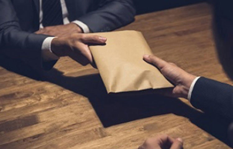 কেপি-বট ওই পুলিশ অফিসারকে জবাব দেয়, তার ছবি এবং কথা রেকর্ড করা রয়েছে। তার বিরুদ্ধে প্রয়োজনীয় ব্যবস্থা নেওয়া হবে।