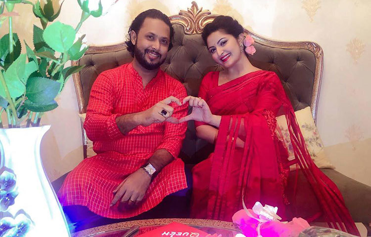 পরীমনি-তামিমের প্রেম শুরু ২০১৬ সালের ১৪ ফেব্রুয়ারি। আর ২০১৯ সালের ১৪ ফেব্রুয়ারি তাদের বাগদান সম্পন্ন হয়েছে।