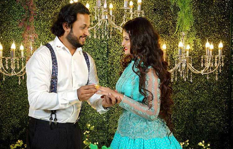 পরীমনির হবু বর তামিম হাসান পরীমনিকে বাগানের আংটি পরিয়ে দিচ্ছেন।