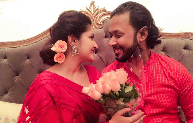 বৃহস্পতিবার ছিল বিশ্ব ভালোবাসা দিবস। আর বাগদানের জন্য এই দিনটিই বেছে নিয়েছেন তারা।