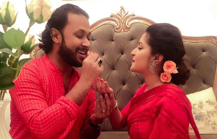 পরীমনি জানালেন, দুই পরিবারের সদস্যদের উপস্থিতিতে তাদের বাগদান সম্পন্ন হয়েছে।