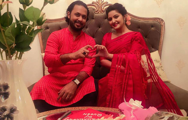 বাগদান প্রসঙ্গে পরীমনি বলেন, ‘দুই পরিবারের উপস্থিতিতে বাসায় বসে বাগদান হয়েছে আমাদের। এখনো অনেক প্রোগ্রাম বাকি রয়েছে। সেগুলো সবাইকে সঙ্গে নিয়ে করতে চাই।’