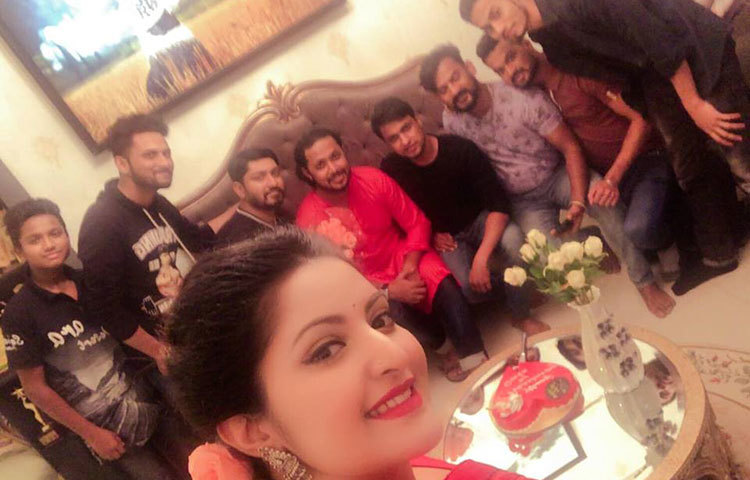 ভালোবাসা দিসব উপলক্ষে পরীমনি-তামিমের পারিবারিক আয়োজন।