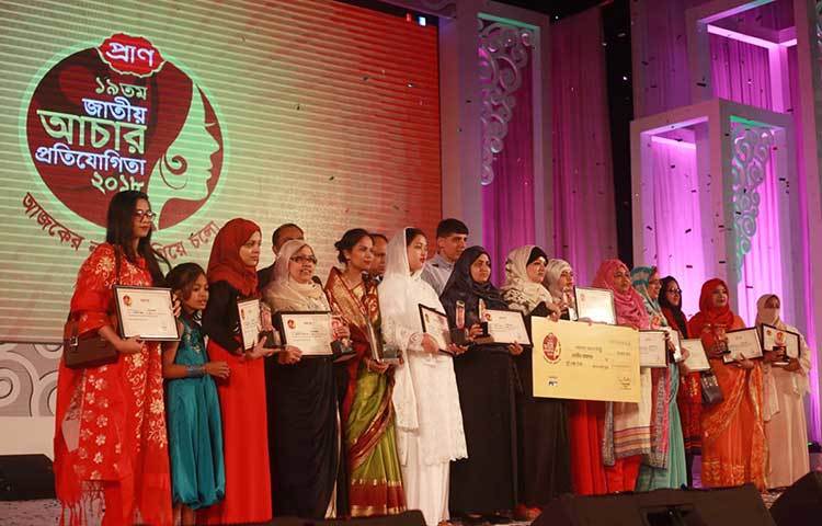 পুরস্কার বিতরণের সময় ফটোসেশনের দৃশ্য। ছবি: মাহবুব আলম