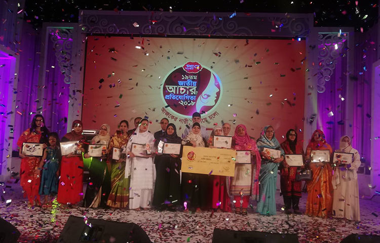 শুক্রবার সন্ধ্যায় রাজধানীর বঙ্গবন্ধু আন্তর্জাতিক সম্মেলন কেন্দ্রে বিজয়ীদের হাতে পুরস্কার তুলে দেন অনুষ্ঠানের প্রধান অতিথি শিক্ষামন্ত্রী ডা. দীপু মনি। ছবি: মাহবুব আলম