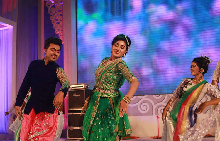 পুরস্কার বিতরণী অনুষ্ঠানে নৃত্য পরিবেশন করছেন শিল্পীরা। ছবি: মাহবুব আলম