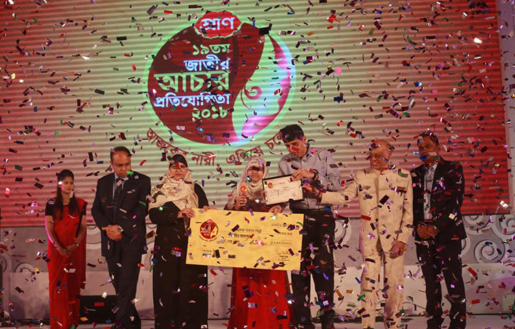 একজন বিজয়ীর হাতে পুরস্কার তুলে দিচ্ছেন প্রাণ-আরএফএল গ্রুপের চেয়ারম্যান ও প্রধান নির্বাহী আহসান খান চৌধুরী। ছবি: মাহবুব আলম