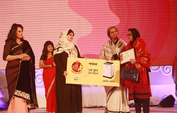 প্রাণ জাতীয় আচার প্রতিযোগিতায় দ্বিতীয় স্থান অধিকারী শাবানার হাতে পুরস্কার তুলে দিচ্ছেন অনুষ্ঠানের প্রধান অতিথি শিক্ষামন্ত্রী ডা. দীপু মনি। ছবি: মাহবুব আলম