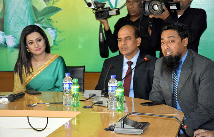 শীতার্তদের মাঝে কম্বল বিতরণের পাশাপাশি ব্যবহৃত প্লাস্টিক নিয়ে জনসচেতনতা তৈরির লক্ষ্যে এ বিশেষ উদ্যোগ গ্রহণ করা হয়েছে। ছবি : বিপ্লব দিক্ষিৎ