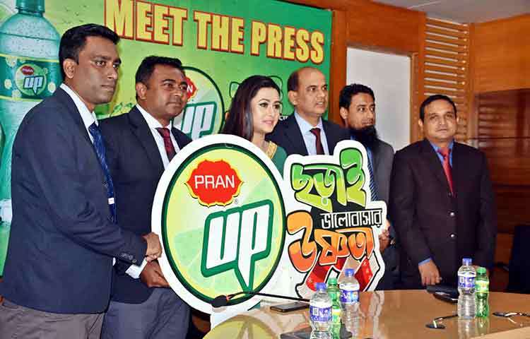 ‘ভালোবাসার উষ্ণতা ছড়াতে’-ক্যাম্পেইনের লোগো উন্মোচন করা হচ্ছে। ছবি : বিপ্লব দিক্ষিৎ