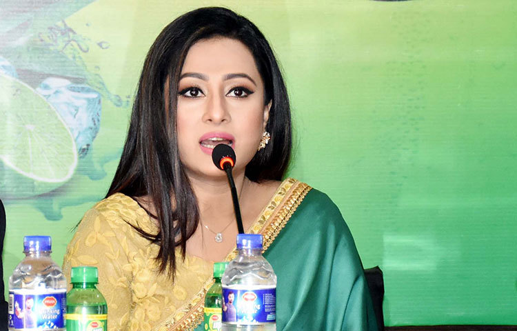 অনুষ্ঠানে অভিনেত্রী পূর্ণিমা বলেন, ‘আমরা যে বোতলগুলো যেখানে সেখানে ফেলি বা অপচয় করি। তা না করে নির্দিষ্ট স্থানে ফেলা হলে সেই বোতলগুলো পুনরায় ব্যবহার করা যায়। সেখান থেকে হওয়া আয়ের পুরো অংশ ব্যয় হবে শীতার্ত মানুষের জন্য।’ ছবি : বিপ্লব দিক্ষিৎ