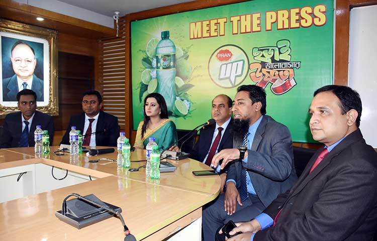 অনুষ্ঠানে অন্যান্যদের মধ্যে প্রাণ আপ এর ব্র্যান্ড ম্যানেজার তন্ময় দাস, বেস্ট বাই এর হেড অব মার্কেটিং মেহেদী হাসান এবং প্রাণ-এর জনসংযোগ বিভাগের অ্যাসিস্টেন্ট জেনারেল ম্যানেজার জিয়াউল হক উপস্থিত ছিলেন। ছবি : বিপ্লব দিক্ষিৎ